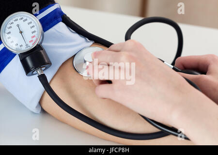 Medicina femminile medico la misura della pressione del sangue al paziente. Vista ravvicinata. Settore medicale e della salute concetto Foto Stock