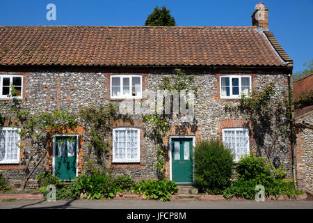 Mostra immagine: Tradizionale di pietra focaia e case di mattoni a Castle Acre, Norfolk © Julian Wyth. Tutti i diritti riservati. Nessun uso non autorizzato. Foto Stock