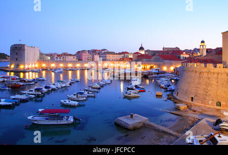 Vista notturna del porto vecchio di Dubrovnik, Croazia Foto Stock