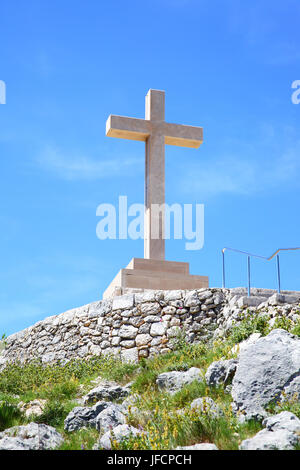 Stone cross on the hill above Dubrovnik, Croatia Foto Stock