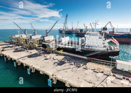 Toamasina, Madagascar - Dicembre 22, 2017: Bulk Carrier nave IVS Crimson Creek in import export e logistica aziendale porto di Toamasina (Tamatave), ma Foto Stock