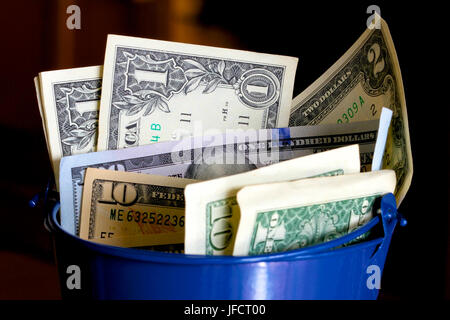 Il denaro americano in un secchio blu Foto Stock