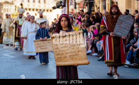 Gli abitanti della città di Zejtun / Malta aveva loro tradizionale processione del Venerdì santo / chiesa religiosa sfilano davanti a loro la Chiesa Foto Stock
