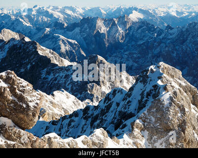 Vista dal Zugspitze, la montagna più alta in Germania. Foto Stock