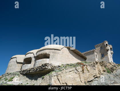 Castello di Guzmán il bene con torri difensive sulla costa di Tarifa, Spagna Foto Stock