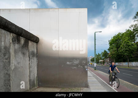 Muro di Berlino al Memoriale del Muro di Berlino park a Bernauer Strasse a Berlino, Germania Foto Stock