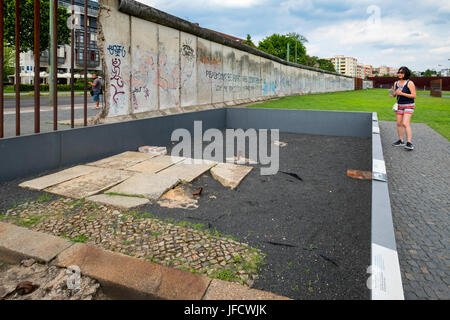 Display del passato strade lungo il percorso del Muro di Berlino al Memoriale del Muro di Berlino park a Bernauer Strasse a Berlino, Germania Foto Stock