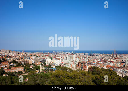 Città del paesaggio urbano di Barcellona in Catalogna, Spagna, elevato angolo vista da una collina, orizzonte del mare Mediterraneo Foto Stock