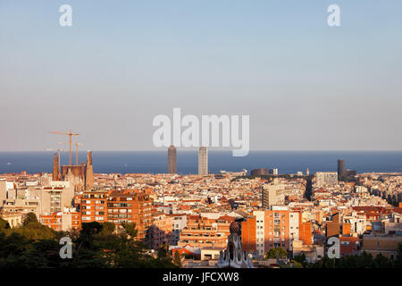 Tramonto paesaggio urbano della città di Barcellona in Catalogna, Spagna, vista in elevazione da una collina, orizzonte del mare Mediterraneo Foto Stock