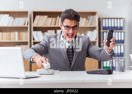 Arrabbiato operatore helpdesk in ufficio Foto Stock