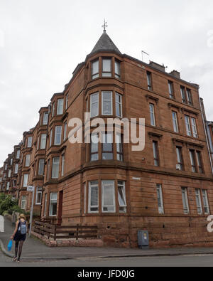 Glasgow tenements sfondo vita di pietra arenaria rossa baywindows in prospettiva Foto Stock