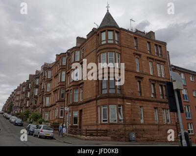 Glasgow tenements sfondo vita di arenaria rossa e finestre a baia in prospettiva Foto Stock