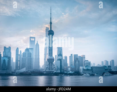 Lo skyline di Shanghai al mattino Foto Stock