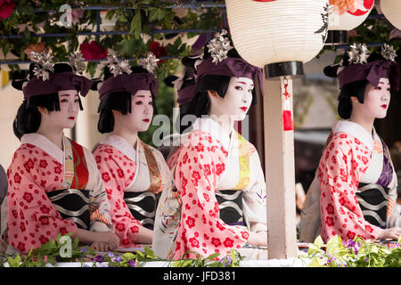 Kyoto, Gion Matsuri Festival sfilate di carri allegorici con la geisha. Uno dei più famosi festival in Giappone. Geisha in Abbigliamento tradizionale Foto Stock