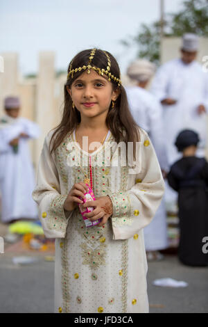 Nizwa, Oman - 26 Giugno 2017: le persone a un giocattolo sul mercato un giorno di Eid Al Fitr, festa in occasione della fine del mese sacro del Ramadan Foto Stock