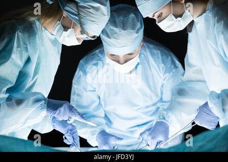 Il team medico di eseguire l'operazione. Gruppo di chirurgo a lavorare in sala operatoria Foto Stock