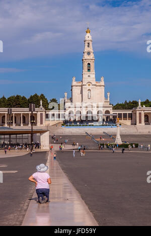 La donna religiosa è in ginocchio Foto Stock