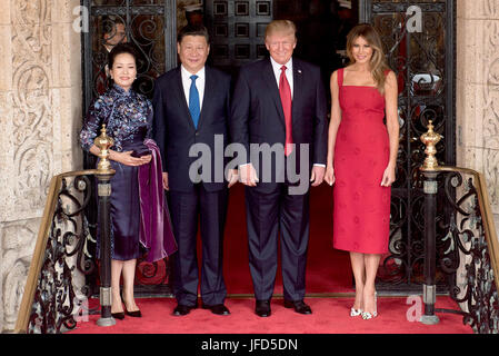 Presidente Donald Trump e la First Lady Melania Trump posano per una foto con il presidente cinese Xi Jingping e sua moglie, la sig.ra Peng Liyuan, Giovedì, 6 aprile 2017, all' ingresso del Mar-a-Lago in Palm Beach, FL (bianco ufficiale Foto di D. Myles Cullen) Foto Stock