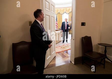 Capo del Personale Reince Priebus guarda nell'ufficio ovale come presidente Donald Trump letture oltre le sue note, Venerdì, 10 marzo 2017, prima della riunione con il tasto Casa i presidenti di commissione alla Casa Bianca. (Gazzetta White House Foto di Shealah Central Plaza Hotel) Foto Stock