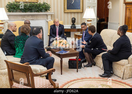 Presidente Donald Trump incontra i membri del comitato nero congressuale all Ufficio Ovale, mercoledì 22 marzo, 2017. (Gazzetta White House foto da Benjamin Applebaum) Foto Stock