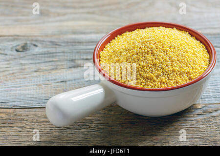 Semi di miglio in un vaso di ceramica. Foto Stock