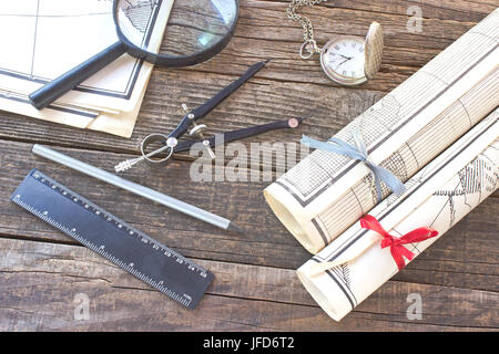 Vecchie carte con strumenti su sfondo di legno Foto Stock