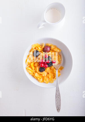 Corn Flakes con frutti di bosco Foto Stock