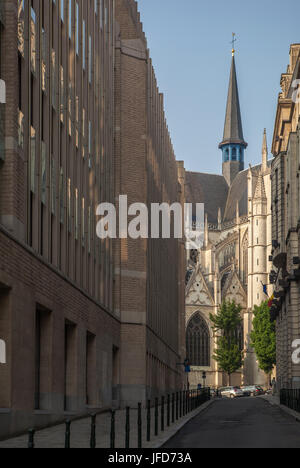 Strada stretta nella cattedrale di Bruxelles Foto Stock