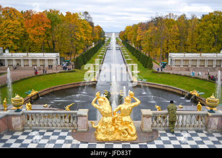 Parco con fontana e canale di Peterhof Palace in Russia. Foto Stock