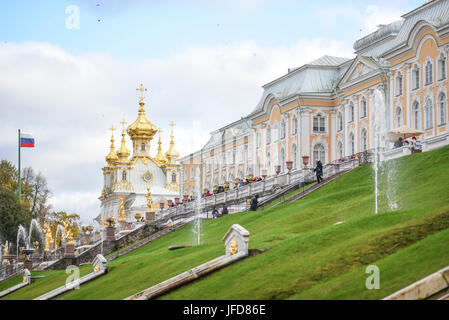 Peterhof, Russia, 5 ottobre 2016: Architettura e giardino di Peterhof Palace in Russia. Foto Stock