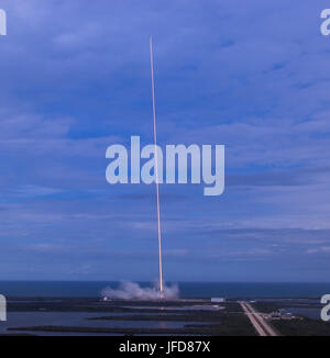 Un razzo Falcon 9 SpaceX viene lanciato dal Kennedy Space Center della NASA trasportando la navicella Dragon con ricerca, rifornimenti dell'equipaggio e attrezzature alla stazione spaziale Internazionale durante la 100a missione di SpaceX. Foto Stock