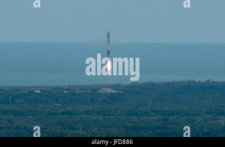 La SpaceX Falcon 9 prima fase booster è visto come si atterra poco dopo il lancio del veicolo spaziale Dragon dal tampone 39a in corrispondenza di NASA Kennedy Space Center di Cape Canaveral, in Florida, Sabato, 3 giugno 2017. Dragon sta portando quasi 6.000 libbre di scienza ricerca, equipaggio di materiali di consumo e di hardware per la Stazione Spaziale Internazionale a sostegno della spedizione 52 e 53 membri di equipaggio. Il trunk non pressurizzato del veicolo spaziale sarà anche il trasporto dei pannelli solari, strumenti per l'osservazione della terra e di attrezzature per lo studio di stelle di neutroni. Questo sarà il centesimo lancio e sesto SpaceX lancio, da questo pad. L precedenti Foto Stock