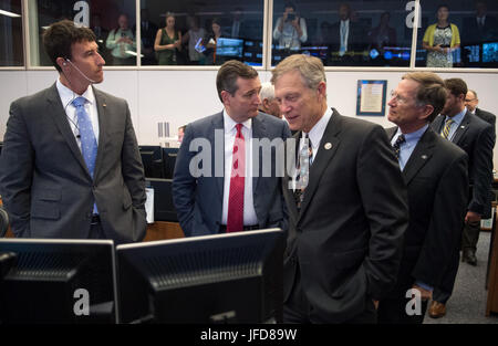 La NASA Flight Director Rick Henfling, sinistra, colloqui con il senatore Ted Cruz, (R-TX), sost. Brian Babin, R-Texas e Lamar Smith, R-Texas, durante un tour del Christopher C. Jr. Kraft Mission Control Center, Mercoledì, 7 giugno 2017 presso NASA Johnson Space Center a Houston, Texas. Il Vice Presidente è stato al centro di uno spazio per accogliere l'America della nuovissima astronauta candidati, scelto da più di 18,300 ricorrenti per trasportare la torcia per un futuro umano di esplorazione dello spazio. Dopo aver completato due anni di formazione, il nuovo astronauta candidati potevano essere assegnata alle missioni di eseguire ricerche sul ristorante Foto Stock