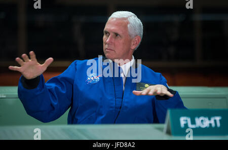 Il vicepresidente Mike Pence visita il Johnson Space Center della NASA a Houston per dare il benvenuto ai candidati astronauti appena selezionati. Il gruppo, scelto da un ampio pool di candidati, inizierà l'addestramento per le missioni verso la stazione spaziale Internazionale e la futura esplorazione dello spazio profondo supportata da veicoli spaziali commerciali. Foto Stock