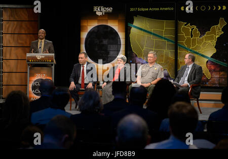 La NASA Senior Public Affairs Officer Dwayne Brown, sinistra, modera un eclisse solare totale briefing NASA associare amministratore per la direzione di missione di scienza Thomas Zurbuchen, NOAA Direttore dell Ufficio del satellite e prodotto operazioni Vanessa Griffin, National Park Service Vice Direttore associato della risorsa naturale Stewardship e scienza Brian Carlstrom e Federal Highway Administration associare amministratore dell'ufficio di operazioni Martin Knopp, Mercoledì, 21 giugno 2017 presso il Newseum di Washington. Per la prima volta in 99 anni, un eclisse solare totale avverrà attraverso t Foto Stock