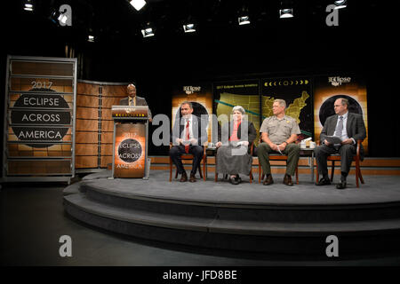 La NASA Senior Public Affairs Officer Dwayne Brown, sinistra, modera un eclisse solare totale briefing NASA associare amministratore per la direzione di missione di scienza Thomas Zurbuchen, NOAA Direttore dell Ufficio del satellite e prodotto operazioni Vanessa Griffin, National Park Service Vice Direttore associato della risorsa naturale Stewardship e scienza Brian Carlstrom e Federal Highway Administration associare amministratore dell'ufficio di operazioni Martin Knopp, Mercoledì, 21 giugno 2017 presso il Newseum di Washington. Per la prima volta in 99 anni, un eclisse solare totale avverrà attraverso t Foto Stock