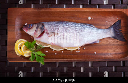 Il branzino con prezzemolo e limone Foto Stock