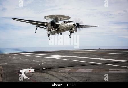 Il 27 giugno 2017, un E2-C Hawkeye Early Warning and Attack Airborne Early Warning Squadron 123 si preparò per un atterraggio arrestato a bordo della portaerei USS Dwight D. Eisenhower durante le operazioni di supporto nell'ambito del piano ottimizzato di risposta della flotta. Foto Stock