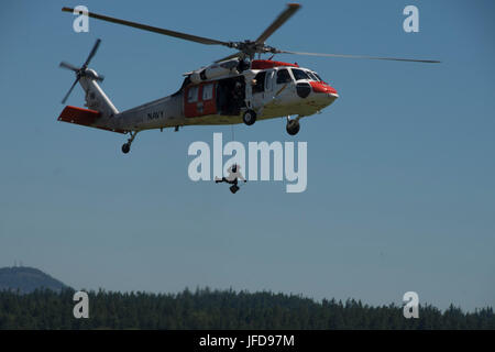 I marinai della Naval Air Station di Whidbey Island eseguono esercitazioni a fune veloci da un elicottero MH-60 Nighthawk durante la quarta casa aperta annuale della base NASWI presso Ault Field di Oak Harbor, Washington, il 24 giugno 2017, evidenziando le capacità operative e l'impegno pubblico. Foto Stock