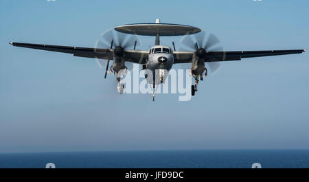 Un E2-C Hawkeye Early Warning and Attack Airborne Early Warning Squadron 123 vola sopra la portaerei USS Dwight D. Eisenhower (CVN 69) durante una fase di supporto del piano ottimizzato di risposta della flotta nell'Oceano Atlantico il 26 giugno 2017. Foto Stock