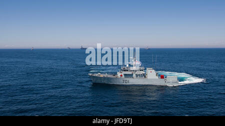 170627-N-TJ319-267 OCEANO ATLANTICO (27 giugno 2017) Il Royal Canadian Navy Kingston-class costiera marittima nave difesa HMCS Glace Bay (MM 701) transita il oceano Atlantico durante un esercizio di foto con la portaerei USS Dwight D. Eisenhower CVN (69) (IKE). Ike è in corso conducendo un gruppo bilaterale vela come parte del Canada 150 celebrazione dell anniversario. (U.S. Foto di Marina di Massa Specialista comunicazione marinaio Jessica L. Dowell) Foto Stock