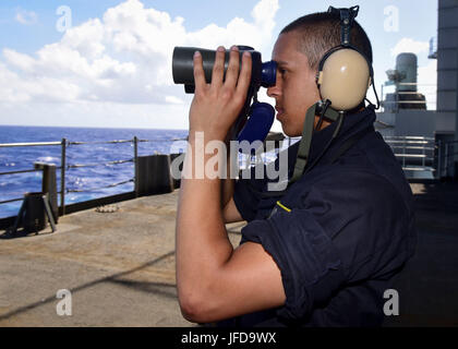 Acque di Guam (27 giugno 2017) specialista culinaria marinaio Deshawn Waddy, nativo di Staunton, Virginia, sorge la poppa lookout guarda sul fiocco della portaerei USS Nimitz CVN (68), 27 giugno 2017, nell'Oceano Pacifico. Nimitz è attualmente su un periodo in corso nel 7 ° flotta area di operazioni. Gli Stati Uniti Marina ha pattugliato il Pacifico Indo-Asia di routine per più di 70 anni regionale di promozione della pace e della sicurezza. (U.S. Foto di Marina di Massa lo specialista di comunicazione di terza classe Weston A. Mohr) Foto Stock