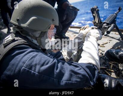 170627-N-VR594-0065 ACQUE GUAM (27 giugno 2017) Ensign Nathan Bailey, da Chicago, carichi di un M240B mitragliatrice durante un'esercitazione a fuoco a bordo della Ticonderoga-class guidato-missili cruiser USS Princeton (CG 59). Princeton è attualmente su un periodo in corso nel 7 ° flotta area di operazioni. Gli Stati Uniti Marina ha pattugliato il Indo-Asia-Pacifico di routine per più di 70 anni regionale di promozione della pace e della sicurezza. (U.S. Foto di Marina di Massa lo specialista di comunicazione di terza classe Kelsey J. Hockenberger/rilasciato) Foto Stock