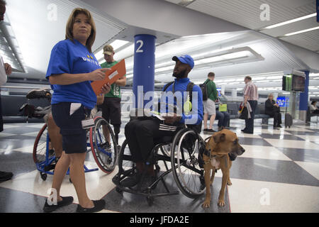 All'aeroporto internazionale o'Hare, i membri dei servizi e i veterani arrivano per i 2017 Department of Defense Warrior Games, un evento annuale che propone sport in stile paralimpico tra cui tiro con l'arco, ciclismo, nuoto e pallacanestro su sedia a rotelle. Foto Stock