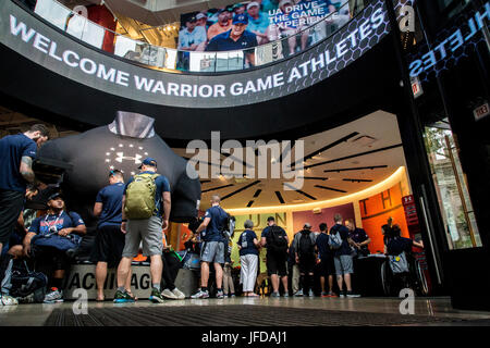 Il personale della Marina degli Stati Uniti si iscrive ai 2017 Department of Defense Warrior Games di Chicago, un evento annuale che propone competizioni in stile paralimpico per i membri del servizio e i veterani feriti, malati e feriti. Foto Stock
