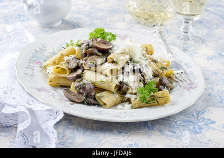 Penne Rigate con funghi su una piastra Foto Stock