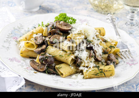 Penne Rigate con funghi su una piastra Foto Stock