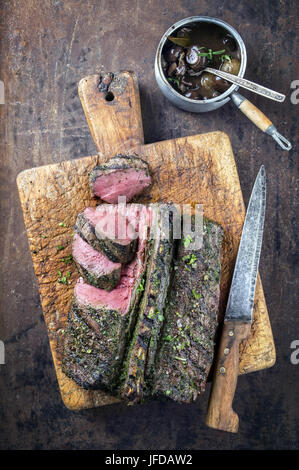 Barbecue di Cervo sul bordo di taglio Foto Stock
