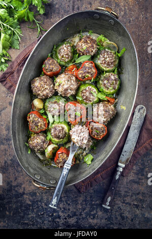 Polpette di riso con verdure in pentola di rame Foto Stock