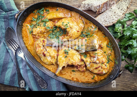 Bouillabaisse nel paiolo di rame Foto Stock